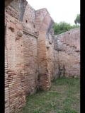 03057 ostia - castrum - decumanus maximus - caseggiati del portico delle mura del castrum (i,i,1) - westlicher raum an der via di diana - ostseite - 09-2022.jpg